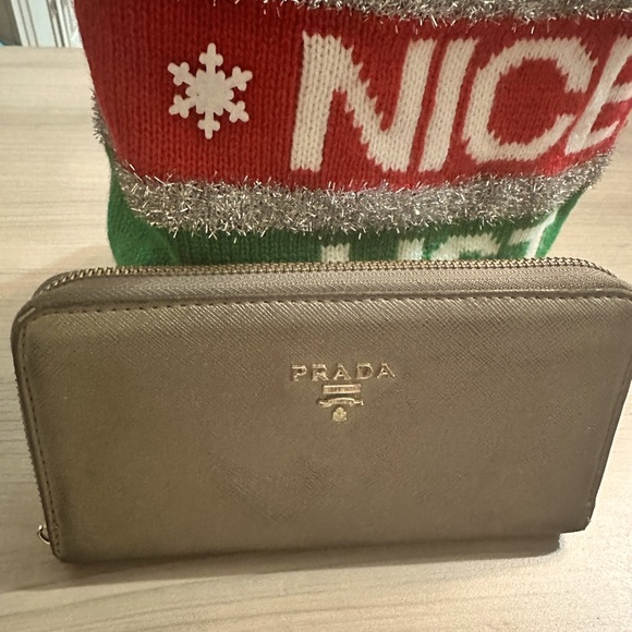 Prada Safianno wallet with 3 compartments. GUC - Picture 1 of 11